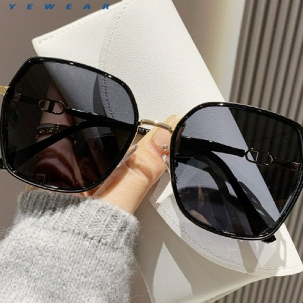 Women's Black Square Sunglasses